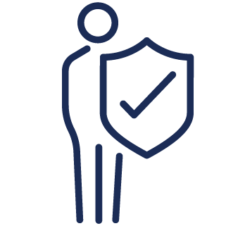 Prosty niebieski kontur osoby stojącej obok tarczy ze znacznikiem wyboru, symbolizującej bezpieczeństwo, ochronę lub zweryfikowany status.